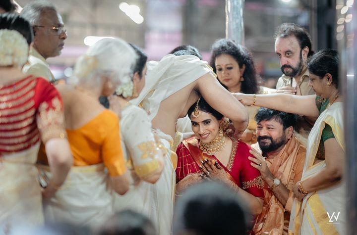 തമിഴ് സ്റ്റൈലിലാണ് മാളവിക വധുവായി എത്തിയത്. ജയറാമിൻ്റെ മടിയിൽ ഇരുത്തി തമിഴ് ബ്രാഹ്മണ മാതൃകയിലാണ് നവനീത് മാളികയുടെ കഴുത്തിൽ താലി ചാർത്തിയത്. (Image Courtesy Whiteline Photography