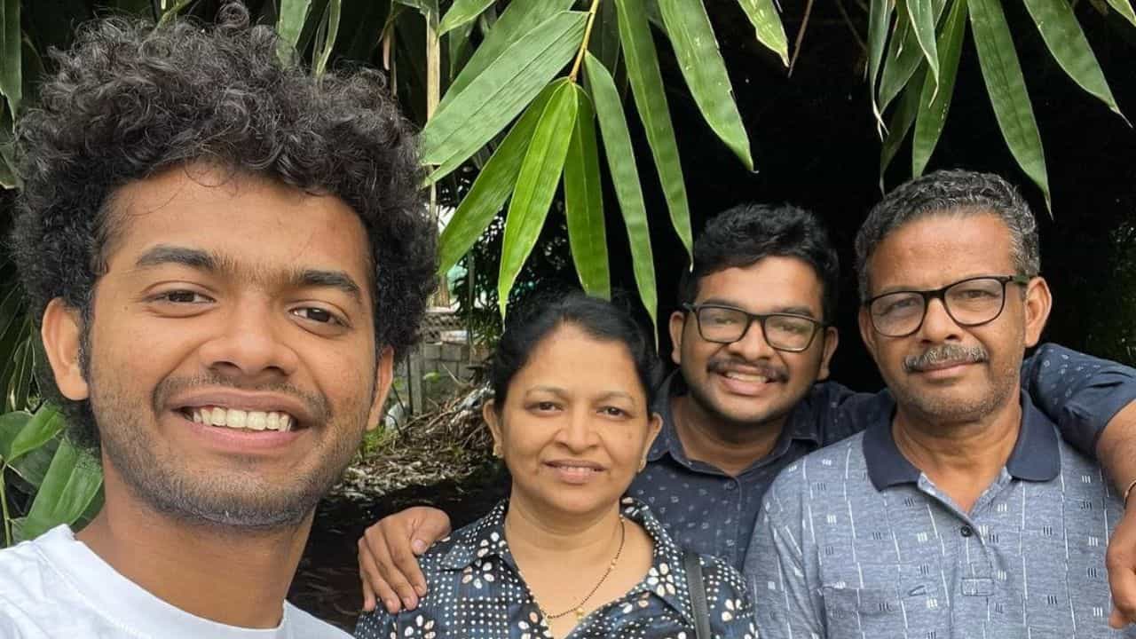 Actor Mathew Thomas : നടൻ മാത്യുവിൻ്റെ കുടുംബം സഞ്ചരിച്ച കാർ അപകടത്തിൽ പെട്ടു; ബന്ധുവായ റിട്ട. അധ്യാപിക മരിച്ചു Actor Mathew Thomas : നടൻ മാത്യുവിൻ്റെ കുടുംബം സഞ്ചരിച്ച കാർ അപകടത്തിൽ പെട്ടു; ബന്ധുവായ റിട്ട. അധ്യാപിക മരിച്ചു