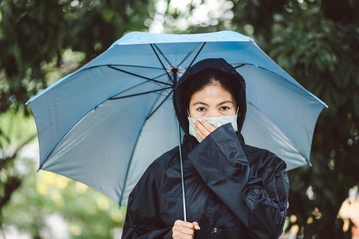 കൊതുക് കടിയേൽക്കാതെ നോക്കുക: ഡെങ്കിപ്പനി, മലേറിയ തുടങ്ങിയ കൊതുകുകൾ പരത്തുന്ന രോഗങ്ങൾ സീസണിൽ പടർന്നുപിടിക്കുന്നg. നിങ്ങളുടെ വീട്ടിൽ തുറന്ന ജലസംഭരണം ഇല്ലെന്ന് ഉറപ്പാക്കുക, കാരണം കെട്ടിക്കിടക്കുന്ന വെള്ളത്തിലാണ് കൊതുകുകൾ ഉണ്ടാകുന്നത്. ജനലുകളും വാതിലുകളും അടച്ചിടുക, കൊതുക് വീട്ടിലേക്ക് പ്രവേശിക്കുന്നത് തടയുക.