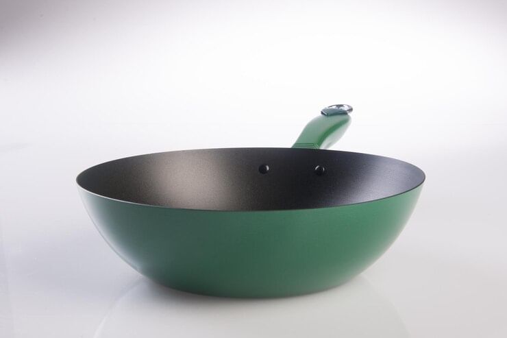 ഇന്ത്യൻ കൗൺസിൽ ഓഫ് മെഡിക്കൽ റിസർച്ചിൻ്റെ (ഐസിഎംആർ) സമീപകാല റിപ്പോർട്ട് ആനുസരിച്ച് നോൺ-സ്റ്റിക്ക് പാത്രങ്ങൾ അനുചിതമായ ഉപയോഗത്തിൻ്റെ പാർശ്വഫലങ്ങൾക്കെതിരെ മുന്നറിയിപ്പ് നൽകിയിട്ടുണ്ട്. 
