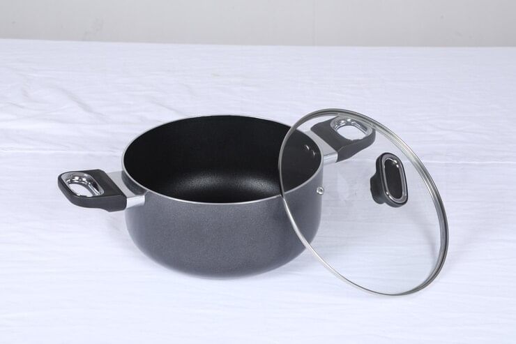 വെബ്എംഡിയിലെ ഒരു റിപ്പോർട്ട് അനുസരിച്ച്, പെർഫ്ലൂറോക്റ്റാനോയിക് ആസിഡ് (അല്ലെങ്കിൽ പിഎഫ്ഒഎ) എന്നറിയപ്പെടുന്ന ടെഫ്ലോണിലെ രാസവസ്തു അപകടകരമാണെന്നാണ് വി​ദ​ഗ്ധർ പറയുന്നത്.
