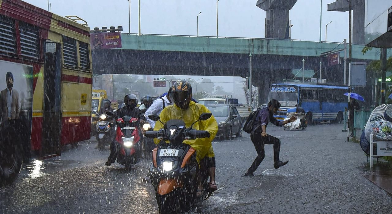 Kerala Rain Alert : ശക്തി കുറയാതെ മഴ ; രണ്ടു ജില്ലകളിൽ ഓറഞ്ച് അലർട്ട്