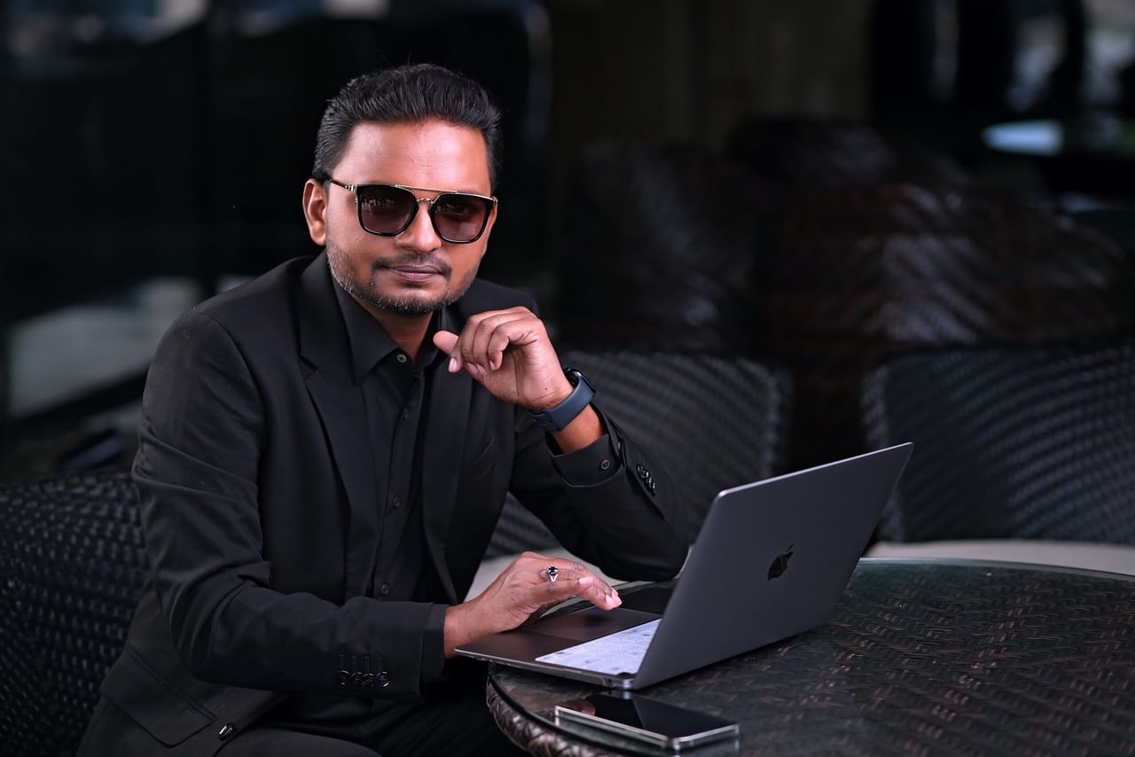 കൂടാതെ വലിയ തോതിലുള്ള പരിശീലന പരിപാടികൾ വികസിപ്പിക്കുന്നതിലും നടപ്പിലാക്കുന്നതിലും സെയിൽസ് ടീമുകൾക്കും അവരുടെ പരിശീലനത്തിനും മാർഗനിർദേശം നൽകുകയും ചെയ്യുന്ന ഒരു ബിസിനസ് കൺസൾട്ടൻ്റ് കൂടിയാണ് അനിൽ ബാലചന്ദ്രൻ.