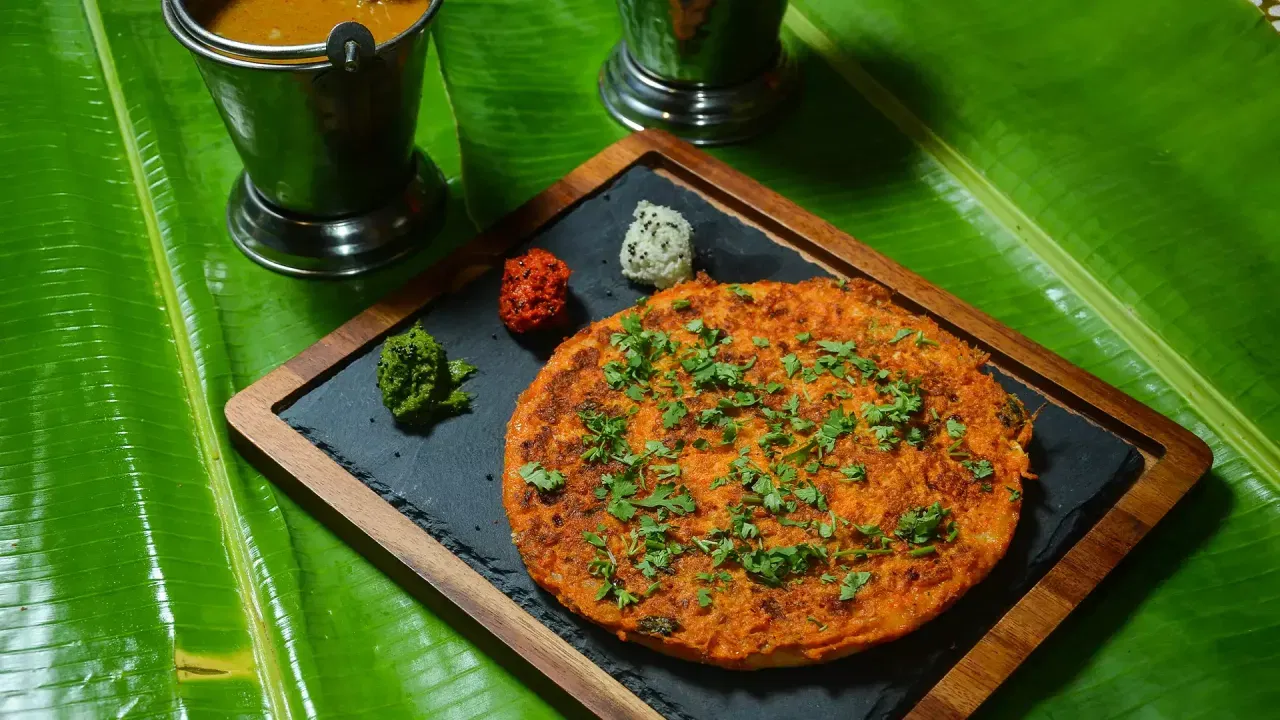 മധുരയിലെ പാണ്ഡ്യ പാചകരീതിയിൽ പ്രധാനപ്പെട്ടത് അവിടുത്തെ മധുരൈ കറി ദോശയാണ്. പ്ലെയിൻ ദോശ, ഓംലെറ്റ്, എരിവുള്ള മട്ടൺ കീമ (അരിഞ്ഞ മട്ടൺ) എന്നിവ ഉപയോഗിച്ച് നിർമ്മിച്ച മൂന്ന് പാളികളുള്ള ഈ ദോശ യഥാർത്ഥ പ്രാദേശിക രുചിയുടെ ഉദാഹരണമാണ്. (ഫോട്ടോ കടപ്പാട് : www.tamilnadutourism.tn.gov.in)