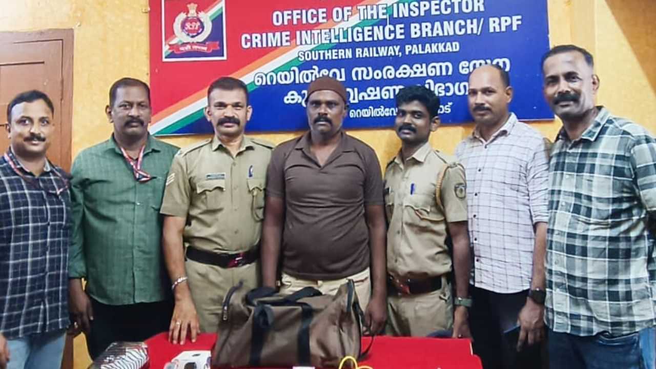 Train Theft: ട്രെയിനിൽ പോകുന്നവർ സൂക്ഷിച്ചോളു;  ആപ്പിൾ ഐഫോൺ അടക്കം 170000 രൂപയുടെ ഇലക്ട്രോണിക് സാധനങ്ങൾ മോഷ്ടിച്ചയാൾ പിടിയിൽ