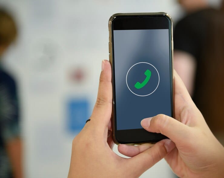 ട്രൂകോളറിൽ നിലവിൽ എഐ അസിസ്റ്റന്റ് ലഭ്യമാണ്. 2022-ലാണ് ഇത് അവതരിപ്പിക്കപ്പെട്ടത്. കോൾ എടുക്കുക, അവ സ്ക്രീൻ ചെയ്യുക, കോൾ റെക്കോർഡ് ചെയ്യുക തുടങ്ങി പലവിധ ജോലികൾ എഐ അസിസ്റ്റൻ്റിന് ചെയ്യാനാവും.