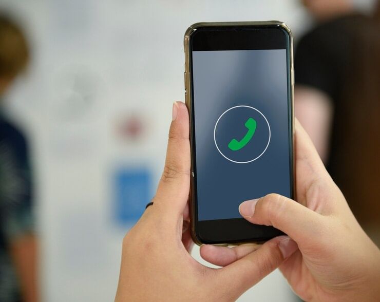 ട്രൂകോളറിൽ നിലവിൽ എഐ അസിസ്റ്റന്റ് ലഭ്യമാണ്. 2022-ലാണ് ഇത് അവതരിപ്പിക്കപ്പെട്ടത്. കോൾ എടുക്കുക, അവ സ്‌ക്രീൻ ചെയ്യുക, കോൾ റെക്കോർഡ് ചെയ്യുക തുടങ്ങി പലവിധ ജോലികൾ എഐ അസിസ്റ്റൻ്റിന് ചെയ്യാനാവും.