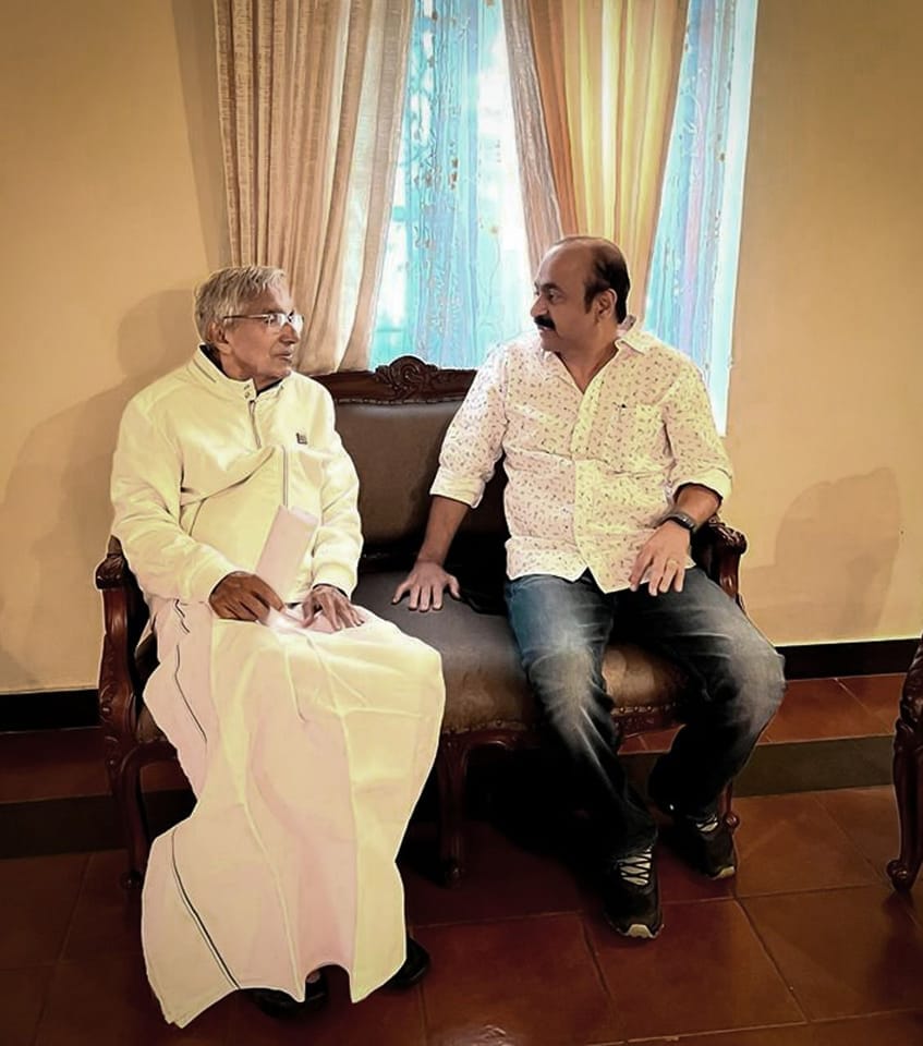 ഉമ്മൻ ചാണ്ടിയെ ബംഗളുരുവിൽ സന്ദർശിക്കുന്നു. ചികിത്സയ്ക്ക് ശേഷമുള്ള വിശ്രമത്തിലായിരുന്നു അന്ന് ഉമ്മൻ ചാണ്ടി. 