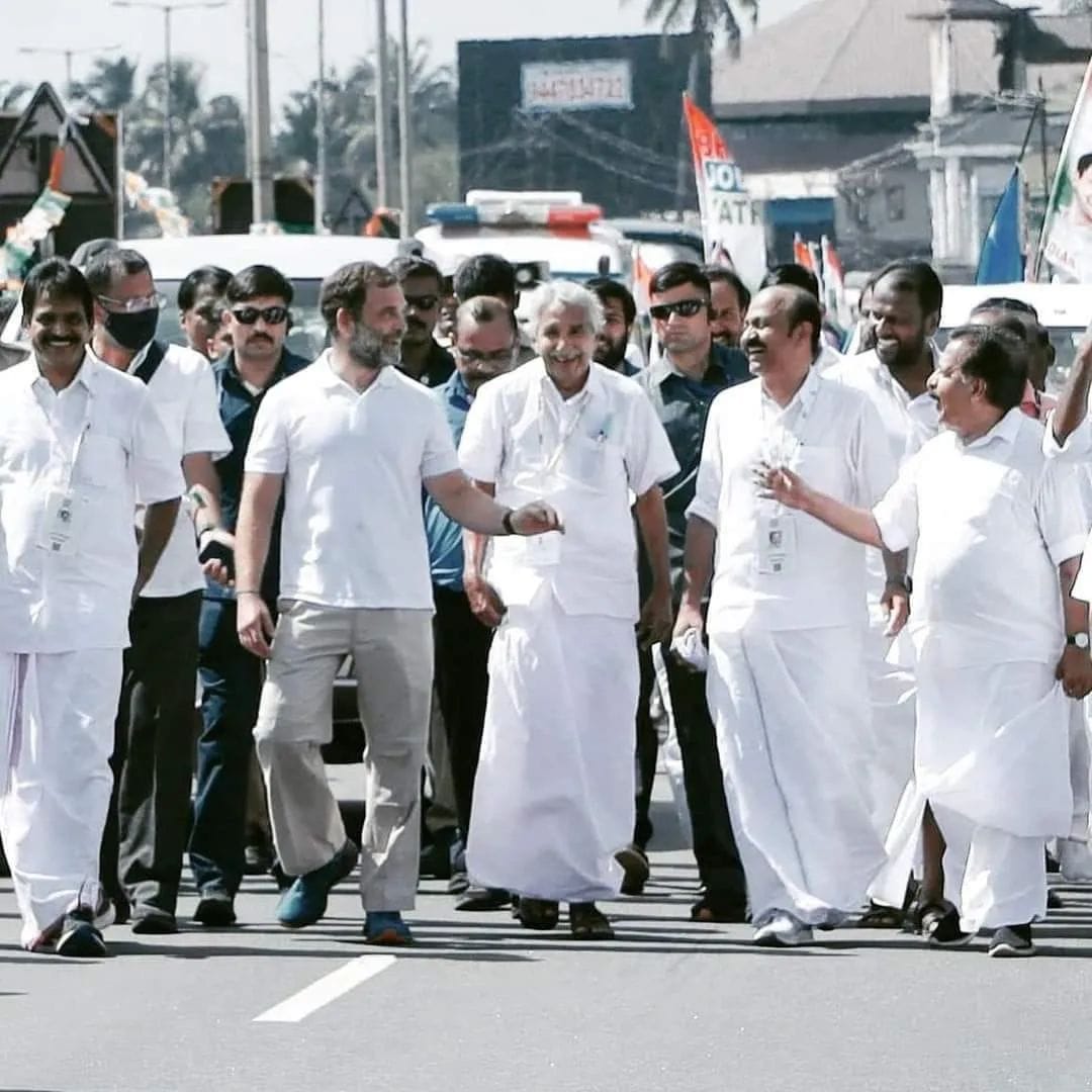 ഭാരത് ജോഡോ യാത്രയുടെ കേരളത്തിലെ പര്യടനത്തിന് കോൺ​ഗ്രസ് നേതാക്കന്മാക്കൊപ്പം രാഹുൽ ​ഗാന്ധിയോടൊത്ത് അണിചേർന്നപ്പോൾ