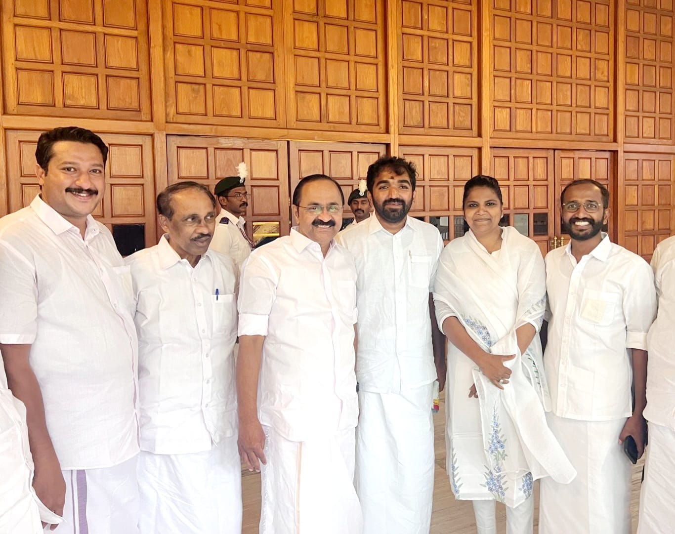 ചാണ്ടി ഉമ്മന്റെ സത്യപ്രതിജ്ഞക്ക് ശേഷം കേരള നിയമസഭയിൽ  (ഫോട്ടോ കടപ്പാട് : fb VD Satheeshan)