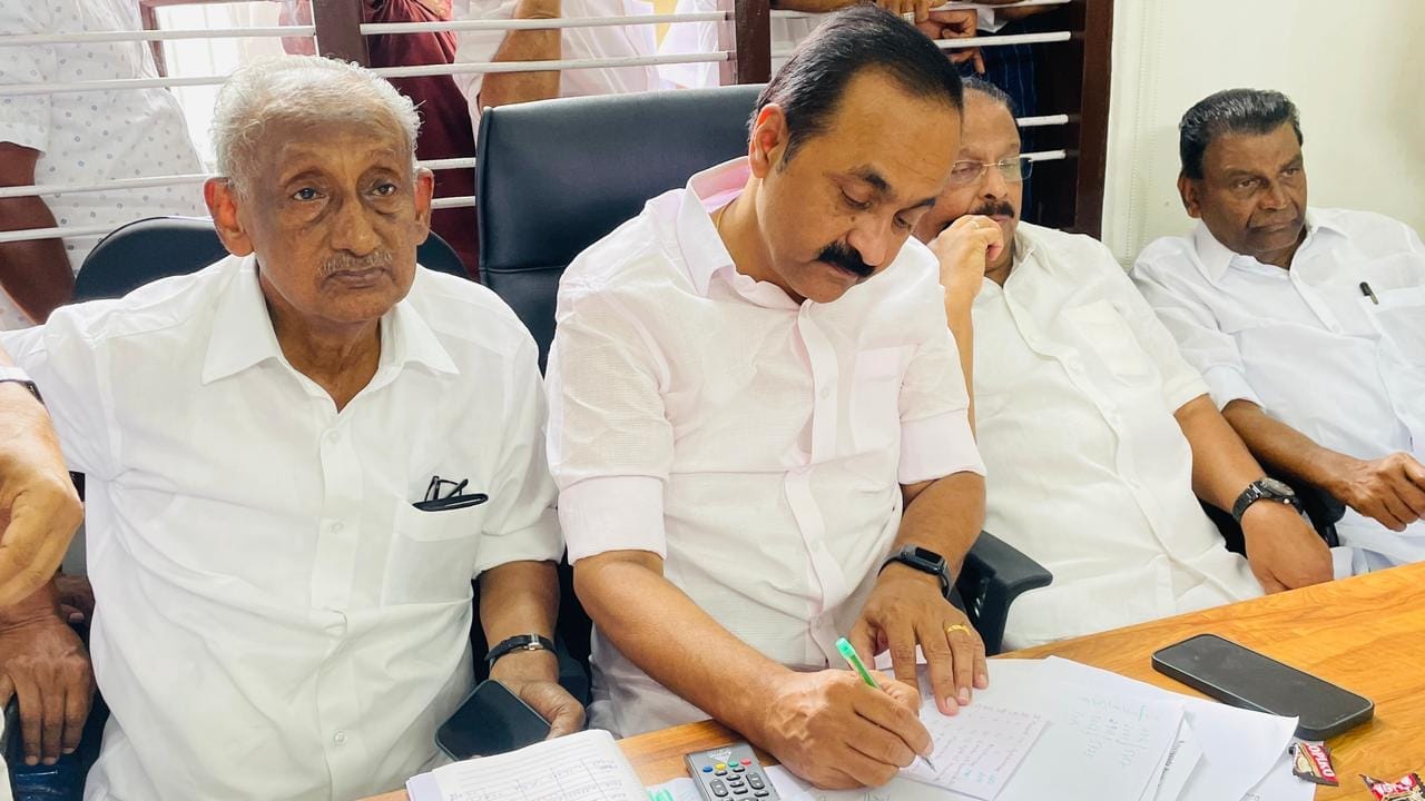 തിരഞ്ഞെടുപ്പ് ഫലപ്രഖ്യാപനം നടക്കുന്ന സമയത്ത്. കോട്ടയം ഡിസിസി ഓഫീസിൽ നേതാക്കന്മാർക്കൊപ്പം കണക്കു കൂട്ടലുമായി ടിവിയുടെ മുന്നിൽ