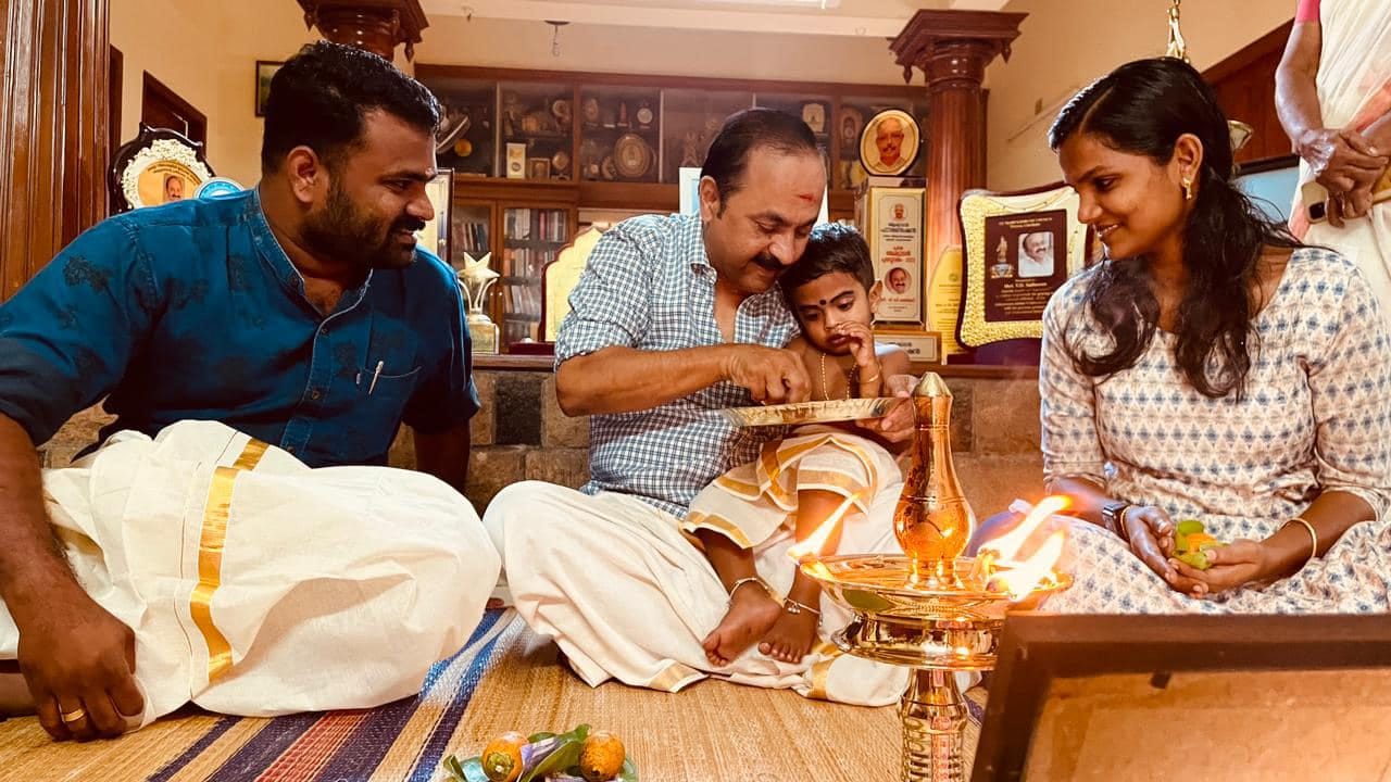 വിജയദശമി ദിനത്തിൽ കുട്ടികളെ എഴുത്തിനിരുത്തുന്നു. പ്രതിപക്ഷ നേതാവിൻ്റെ വസതിയായ ദേവരാഗത്തിൽ ആയിരുന്നു കുട്ടികളെ എഴുത്തിനിരുത്തിയത്. (ഫോട്ടോ കടപ്പാട് : fb VD Satheeshan)