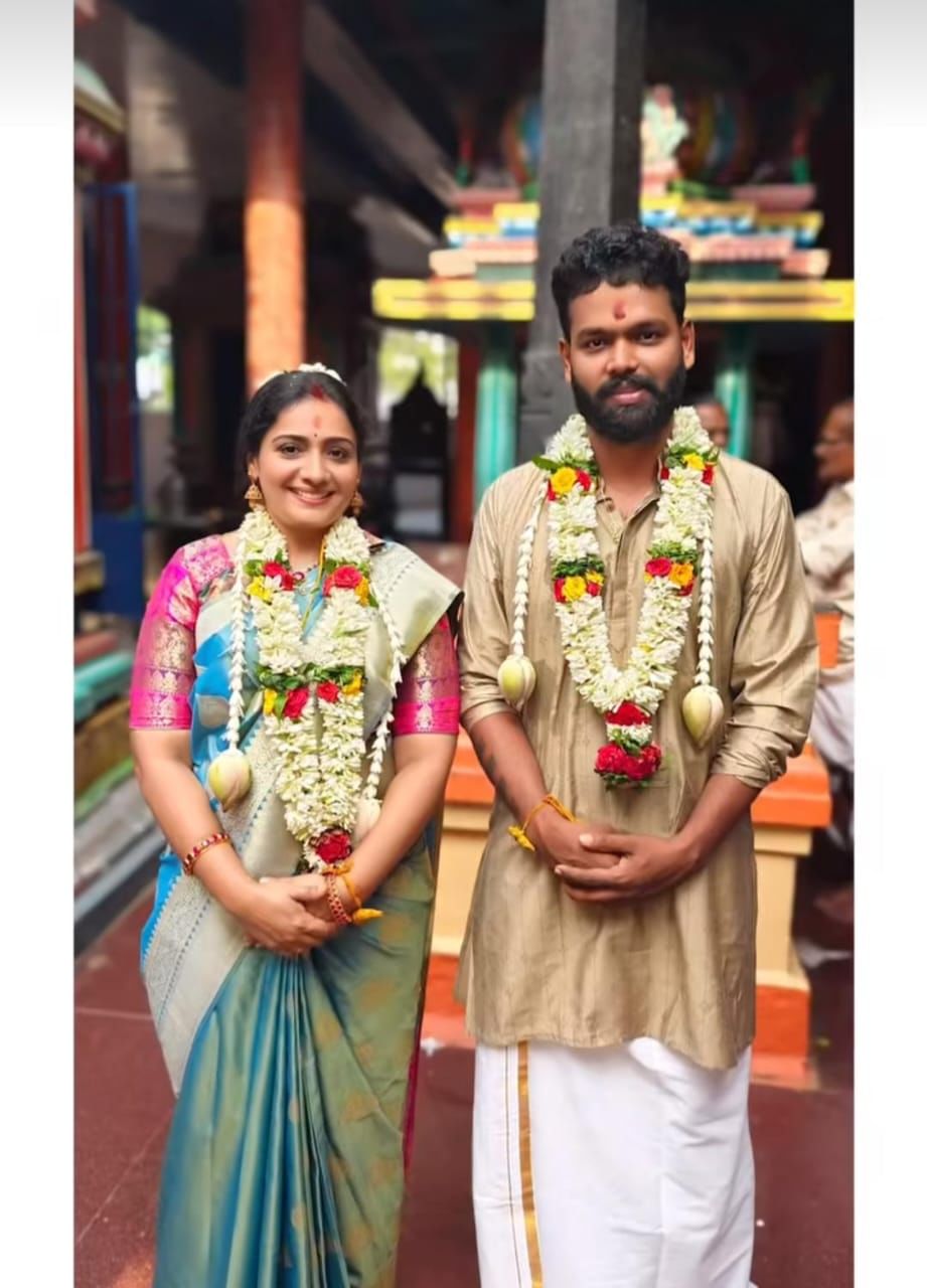 വിവാഹിതയായത് നടി മീര വാസുദേവന് തന്നെയാണ് വെളിപ്പെടുത്തിയത്. വിവാഹത്തിന്റെ വീഡിയോ താരം ഇന്സ്റ്റഗ്രാമില് പങ്കുവെച്ചിരുന്നു.