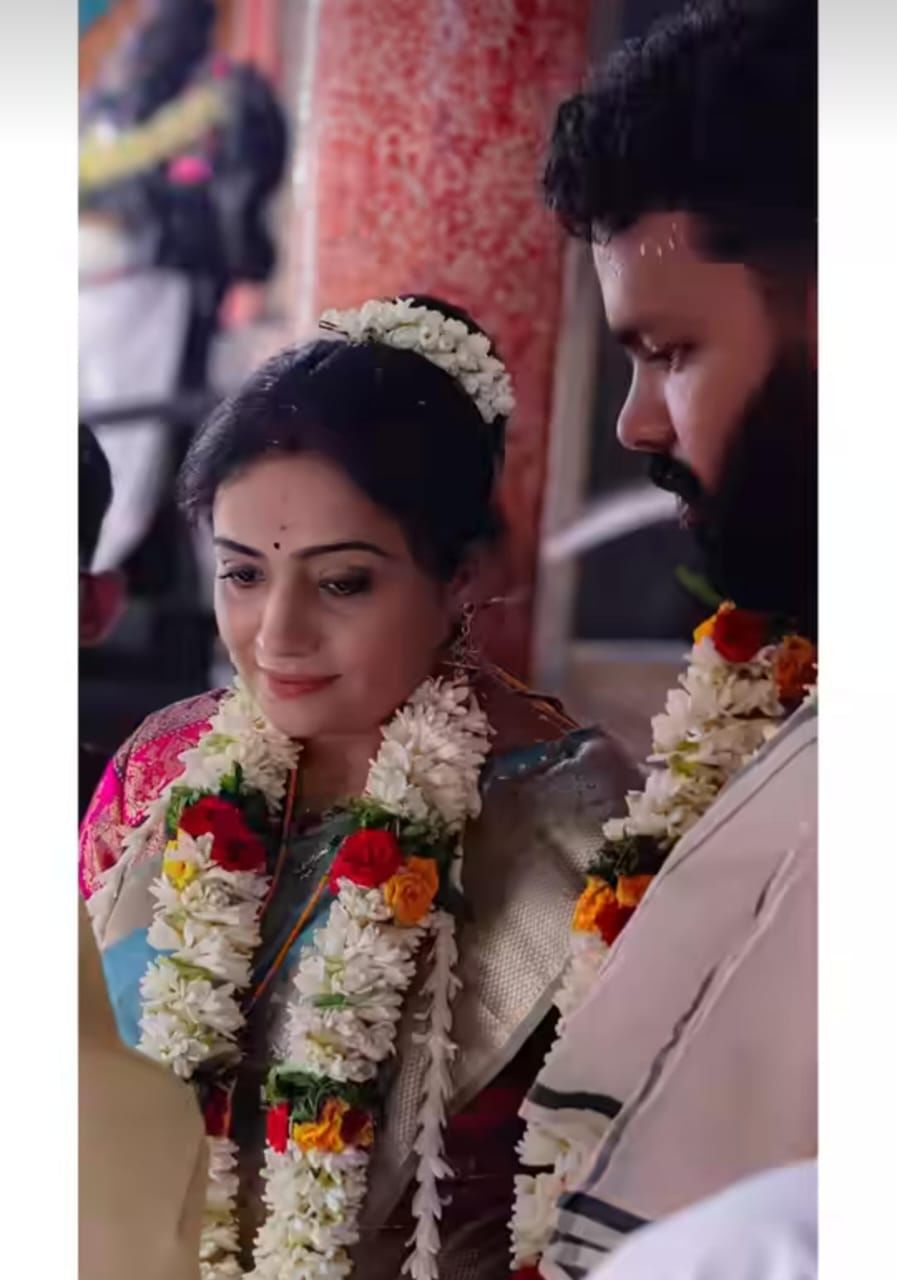മോഹന്ലാല് നായകനായ തന്മാത്രയിലൂടെയാണ് മലയാളി സിനിമാ പ്രേക്ഷകര്ക്ക് മീര വാസുദേവ് പരിചിതയാകുന്നത്. ഒരുവന്, കൃതി, ഇമ്പം തുടങ്ങിയ സിനിമകള്ക്ക് പുറമേ അപ്പുവിന്റെ സത്യാന്വേഷണം, സെലന്സര്, കിര്ക്കന്, അഞ്ജലി ഐ ലവ് യു, ജെറി, കാക്കി, 916, പെയിന്റിംഗ് ലൈഫ്, തോഡി ലൈഫ് തോഡാ മാജിക് എന്നീ ചിത്രങ്ങളിലും മീര വേഷമിട്ടിട്ടുണ്ട്.