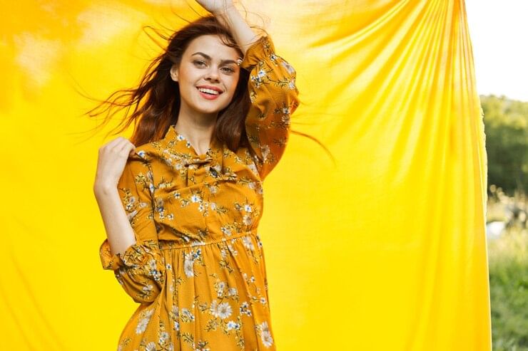 മഞ്ഞ: മഞ്ഞ വസ്ത്രങ്ങൾ വേനൽക്കാലത്ത് കൂടുതൽ സൗകര്യപ്രതമാണ്. കാരണം ചൂടിന് പ്രതിഫലിപ്പിക്കാനുള്ള കഴിവ് മഞ്ഞ നിറത്തിനുണ്ട്.