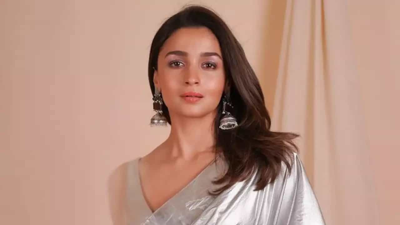 Popular female actors: ദീപികയെ പിന്തള്ളി ആലിയ; ജനപ്രീതിയുള്ള താരങ്ങളുടെ പട്ടിക പുറത്ത് Popular female actors: ദീപികയെ പിന്തള്ളി ആലിയ; ജനപ്രീതിയുള്ള താരങ്ങളുടെ പട്ടിക പുറത്ത്