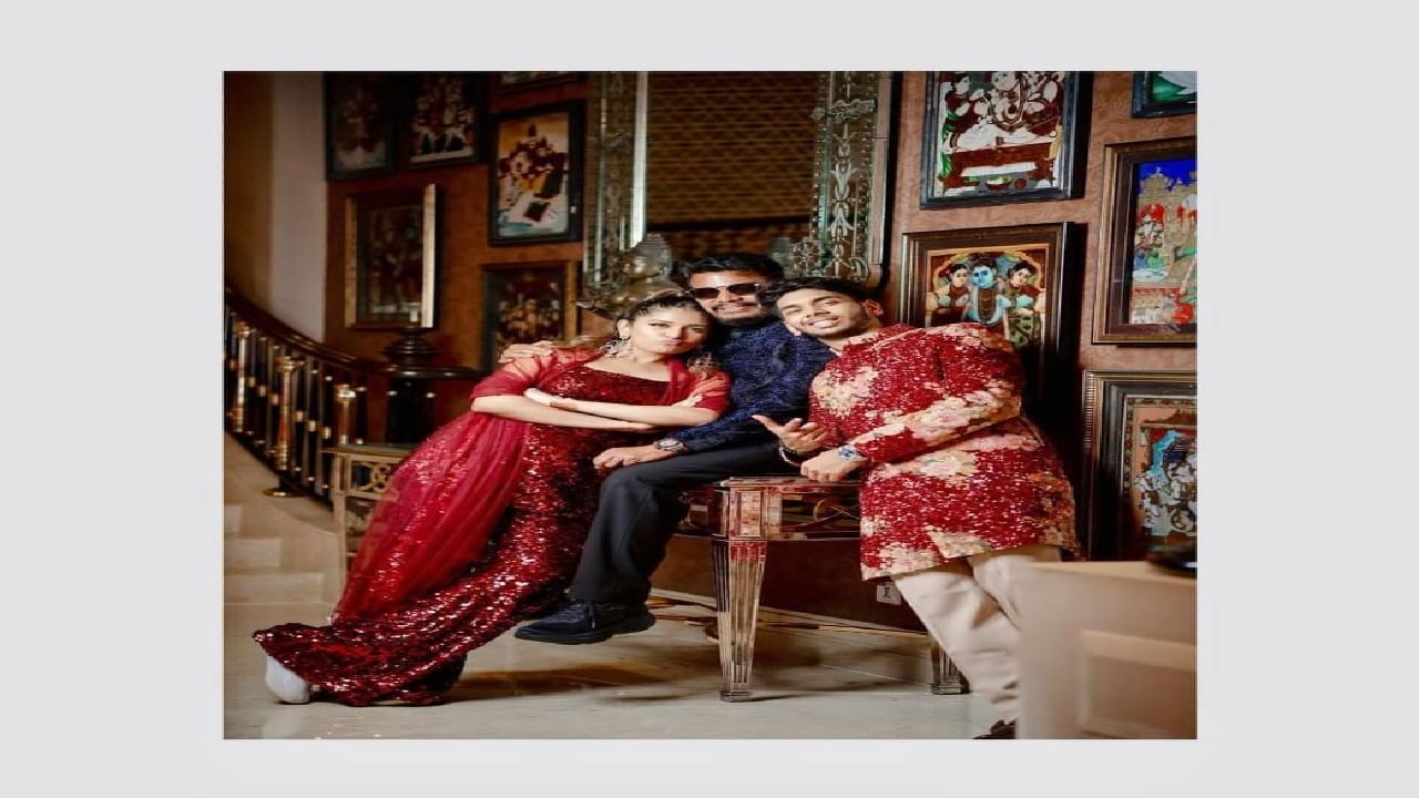 വിവാഹത്തോട് അനബന്ധിച്ച് നടത്തിയ ഫോട്ടോഷൂട്ട് നെറ്റിസണ്സ് ഏറ്റെടുത്ത് കഴിഞ്ഞു. ഷങ്കറിനേയും കുടുംബത്തേയും അഭിനന്ദിച്ച് നിരവധി കമന്റുകളാണ് ഫോട്ടോയ്ക്ക് താഴെ എത്തുന്നത്.