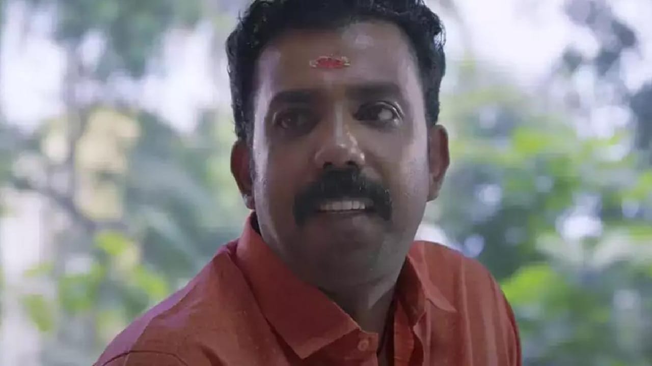 എന്നാല്‍ ചിത്രം കാന്‍ ഫെസ്റ്റിവലില്‍ എത്തിയപ്പോള്‍ സിനിമാസംഘത്തിനൊപ്പം പോകാനുള്ള ക്ഷണം താരം നിരസിക്കുകയായിരുന്നു. മറ്റൊരു സിനിമയുടെ ഷൂട്ടിങ്ങ് തിരക്കായതിനാലും സായിപ്പന്മാര്‍ വന്ന് ഇംഗ്ലീഷില്‍ വല്ലതും ചോദിച്ചാല്‍ ബബ്ബബ്ബ അടിക്കുമെന്ന് പേടിച്ചാണ് നിരസിച്ചതെന്നുമാണ് അസീസ് പറയുന്നത്.
