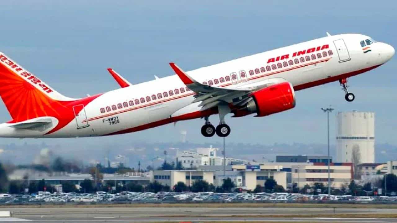 Bomb Threat: ബോംബ് ഭീഷണി; മുംബെെ - ന്യൂയോർക്ക് എയർ ഇന്ത്യ വിമാനം ഡൽഹിയിലിറക്കി
