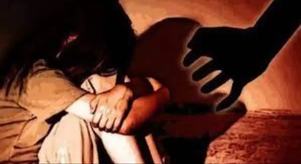 Kasaragod girl molested case: കാസർകോട് 10 വയസുകാരിയെ പീഡിപ്പിച്ച പ്രതി പിടിയിൽ: കുടുങ്ങിയത് വീട്ടിലേക്കുള്ള ഫോൺവിളിക്കിടെ Kasaragod girl molested case: കാസർകോട് 10 വയസുകാരിയെ പീഡിപ്പിച്ച പ്രതി പിടിയിൽ: കുടുങ്ങിയത് വീട്ടിലേക്കുള്ള ഫോൺവിളിക്കിടെ