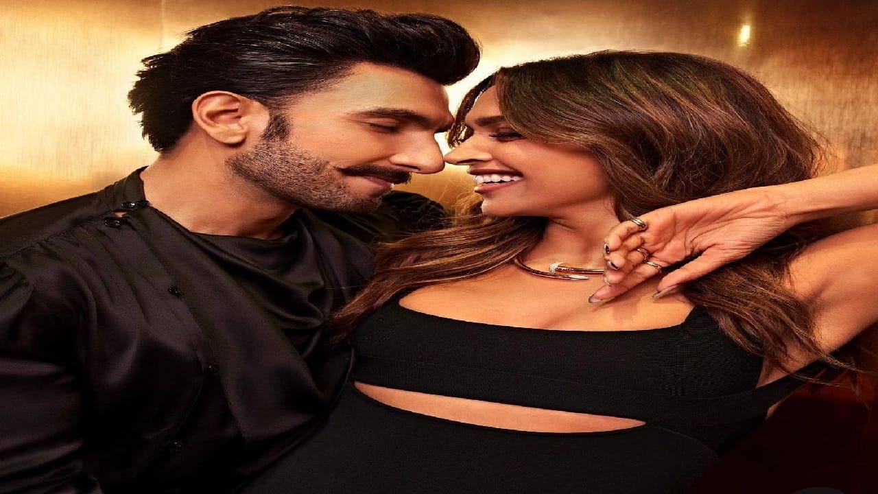 രണ്‍വീര്‍ കഴിഞ്ഞ ദിവസം മുംബൈയിലെ ഒരു ജ്വല്ലറിയുടെ ബ്രാന്‍ഡ് ലോഞ്ച് ചെയ്യാന്‍ എത്തിയിരുന്നു. ഈ സമയത്ത് അദ്ദേഹത്തിന്റെ വിരലുകളില്‍ ദീപിക അണിയിച്ച എന്‍ഗേജ്‌മെന്റ് മോതിരം കാണാം. ഇതാണ് എല്ലാ അഭ്യൂഹങ്ങളും തകര്‍ത്തിരിക്കുന്നത്.