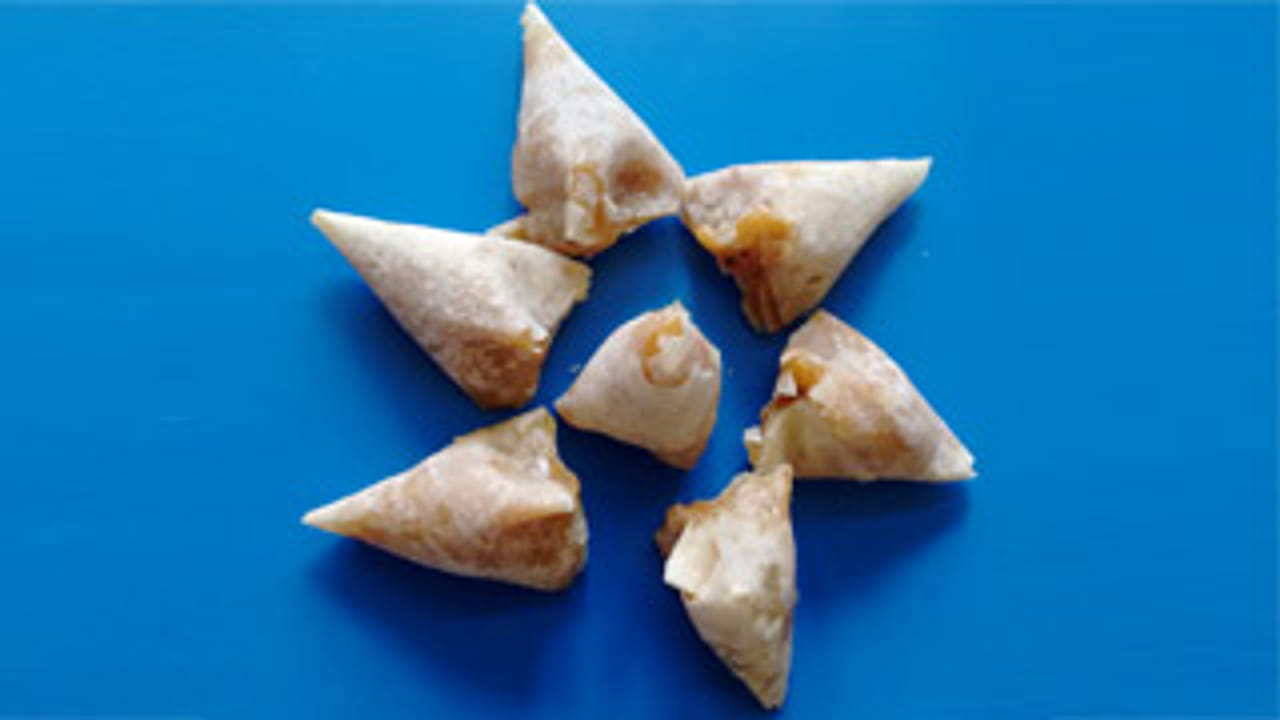 കോട്ടയം ചുരുട്ട് : കേരളത്തിലെ കോട്ടയം മേഖലയിൽ നിന്നുള്ള പ്രശസ്തമായ സിറിയൻ ക്രിസ്ത്യൻ പലഹാരമാണ് ചുരുട്ട് . അരിപ്പൊടിയും ശർക്കരയും എല്ലാം ചേർന്ന ഒരു ചെറുകടിയാണ് ഇത്.