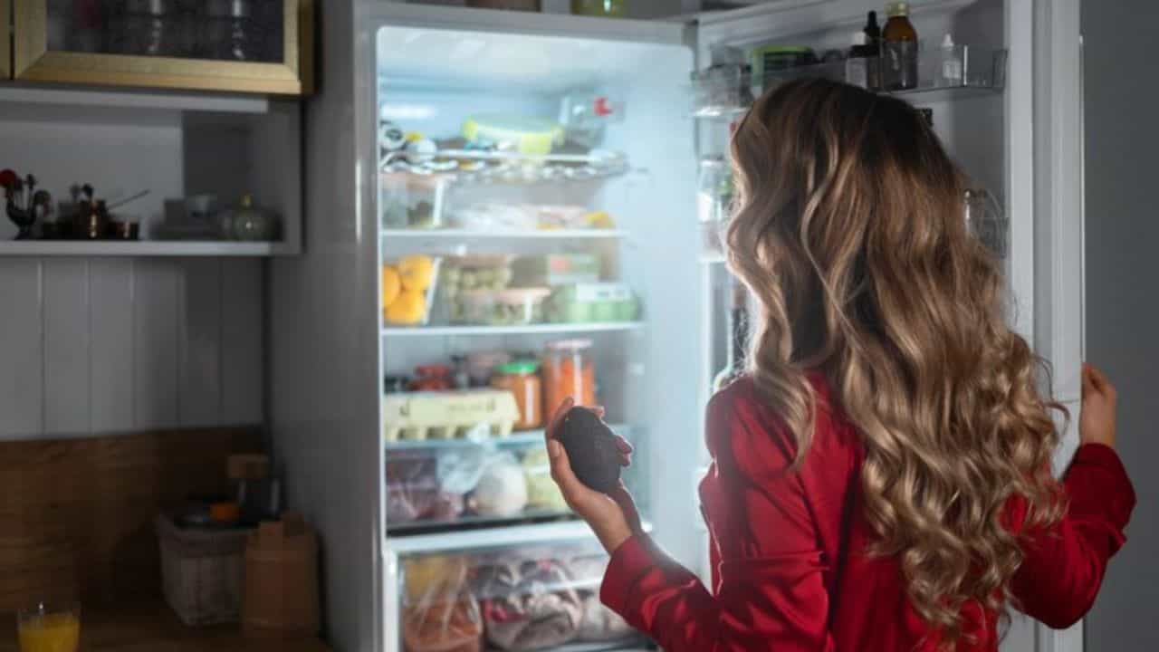 Fridge Buying Tips: നിങ്ങളുടെ വീട്ടിലെ ഫ്രിഡ്ജിന് കൂളിംഗ് ലഭിക്കുന്നില്ലേ? ഇതാവാം കാരണം Fridge Buying Tips: നിങ്ങളുടെ വീട്ടിലെ ഫ്രിഡ്ജിന് കൂളിംഗ് ലഭിക്കുന്നില്ലേ? ഇതാവാം കാരണം