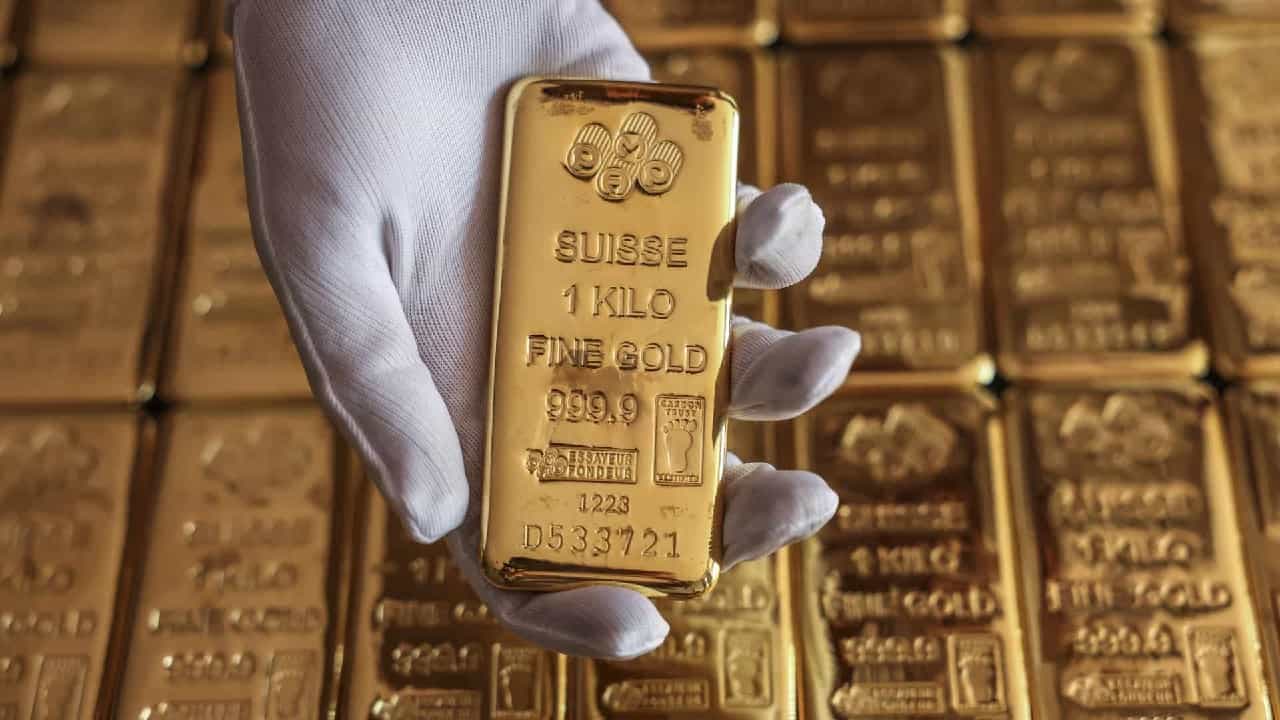 Gold Quality Check: കയ്യിലുള്ള സ്വർണം വ്യാജനാണോ എന്ന് കണ്ടെത്തണോ? എളുപ്പ വഴികൾ... Gold Quality Check: കയ്യിലുള്ള സ്വർണം വ്യാജനാണോ എന്ന് കണ്ടെത്തണോ? എളുപ്പ വഴികൾ...
