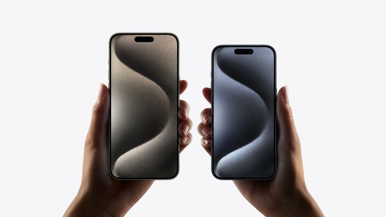 പട്ടികയിൽ ഒന്നാം സ്ഥാനത്തുള്ളത് ആപ്പിളിൻ്റെ ഐഫോൺ 15 പ്രോ മാക്സാണ്. ആപ്പിൾ പുറത്തിറക്കിയ ഏറ്റവും പുതിയ മോഡലിൻ്റെ ടോപ് എൻഡ് ഫോൺ ആണ് ഐഫോൺ 15 പ്രോ മാക്സ്.