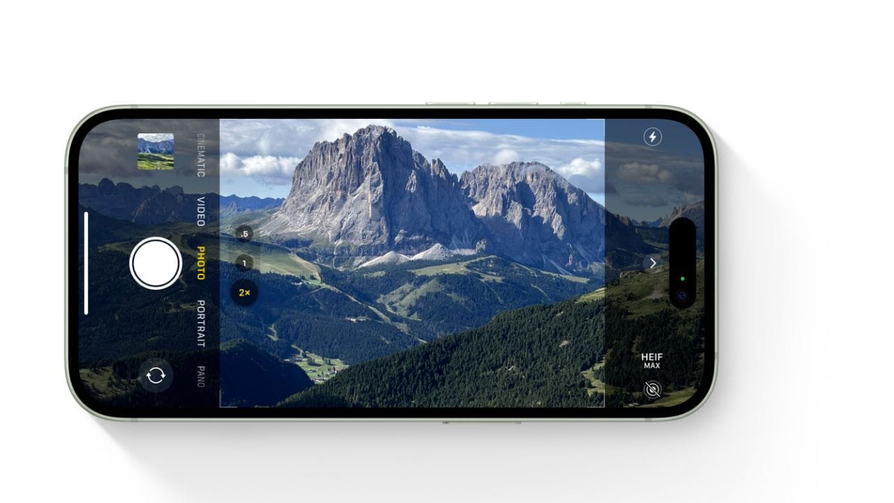 തൊട്ടുതാഴെ ആപ്പിളിൻ്റെ തന്നെ ഐഫോൺ 15 ആണ്