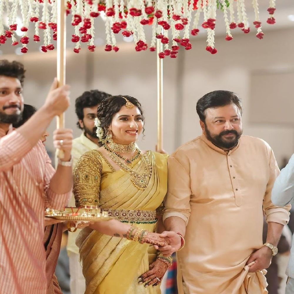 ഗുരുവായൂരില്‍ വെച്ച് നടന്ന താലിക്കെട്ടിന് പിന്നാലെ നിരവധി പരിപാടികളാണ് മാളവികയുടെ വിവാഹത്തിന് ഉണ്ടായിരുന്നത്. മൂന്നിടത്ത് വെച്ച് വിവാഹ സല്‍ക്കാരങ്ങള്‍ തന്നെ നടന്നു. 

