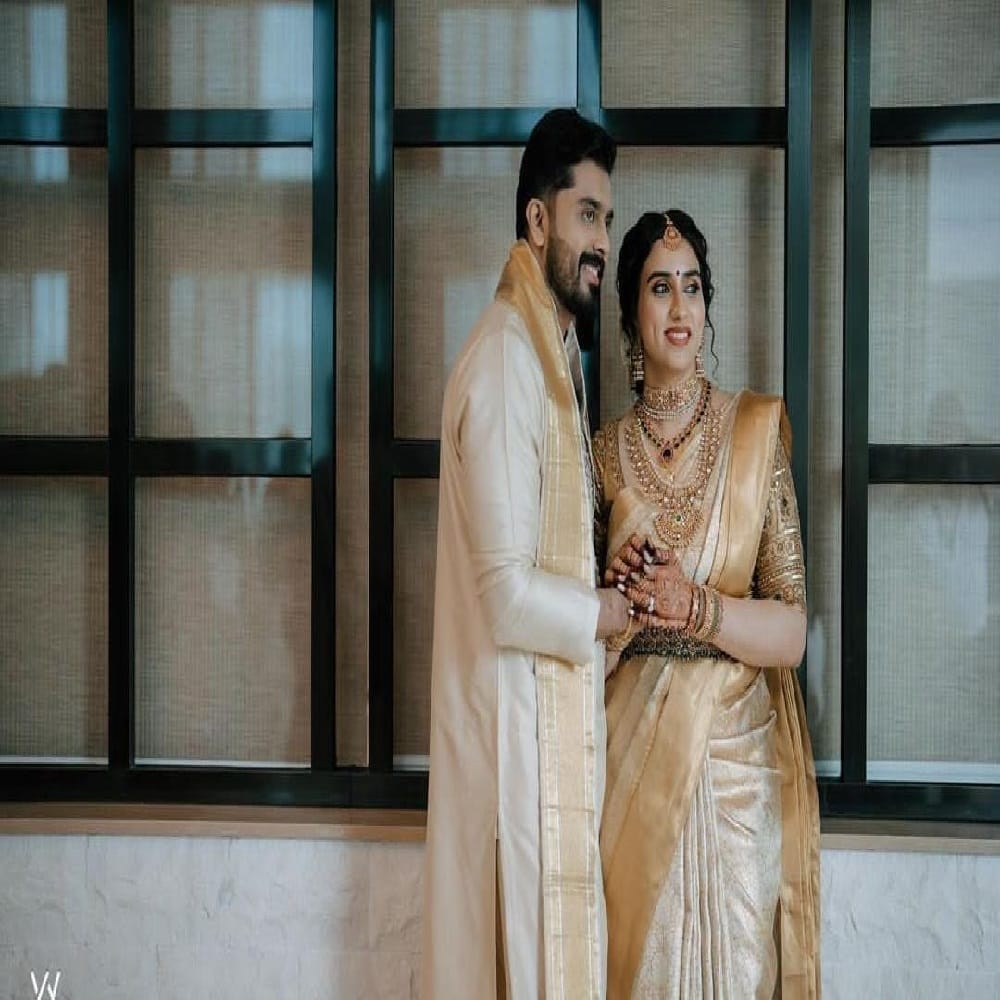 മാളവികയുടെ വിവാഹാഘോഷങ്ങള്‍ ക്യാമറയിലൊപ്പിയത് സെയ്‌നുല്‍ ആബിദാണ്. വിവാഹ നിശ്ചയത്തിന് ഇവന്റ് മാനേജ്‌മെന്റ് ചെയ്തത് നടി അപര്‍ണ ബാലമുരളിയും.