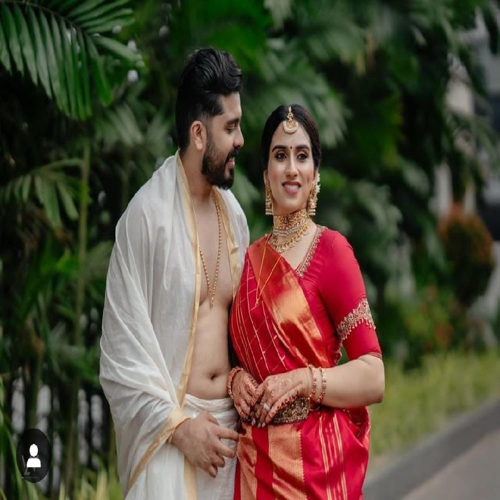 വിവാഹ ചിത്രങ്ങള്‍ കയ്യില്‍ കിട്ടാന്‍ മാസങ്ങളും വര്‍ഷങ്ങളുമെടുക്കുന്ന ഈ കാലത്ത് നിമിഷ നേരം കൊണ്ടാണ് മാളവികയുടെ വിവാഹ ചിത്രം ലഭിച്ചത്.