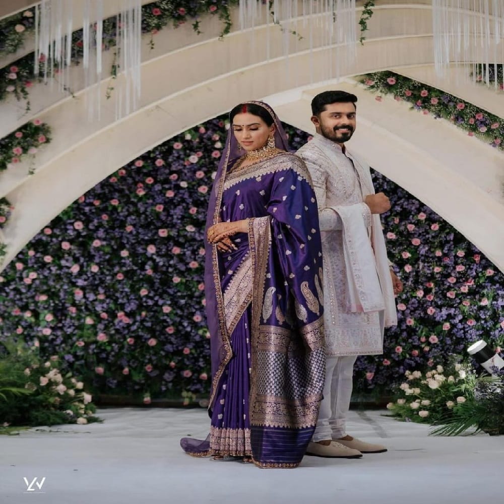 നയന്‍താരയ്ക്കും ഭര്‍ത്താവ് വിഗ്നേഷ് ശിവനും വിവാഹം കഴിഞ്ഞ് വര്‍ഷമിത്ര കഴിഞ്ഞിട്ടും വിവാഹ ചിത്രം കിട്ടിയില്ല എന്നതാണ് ശ്രദ്ധേയം. എന്നാല്‍ നിമിഷ നേരം കൊണ്ട് വിവാഹ ചിത്രം ലഭിക്കാന്‍ മാളവികയ്ക്ക് ഭാഗ്യമുണ്ടായി.