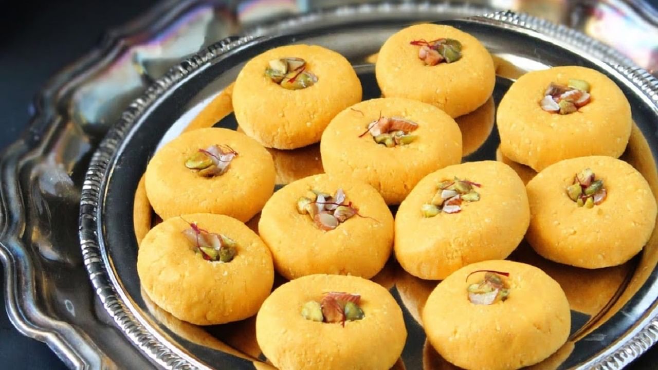 നന്നായി കട്ടിയായ ശേഷം പാന് ഓഫ് ചെയ്യാം. ചൂടാറിയതിന് ശേഷം ചെറിയ ഉരുളാക്കി പേട പോലെ മാമ്പഴ കൂട്ടിനെ മാറ്റിയെടുക്കാം.