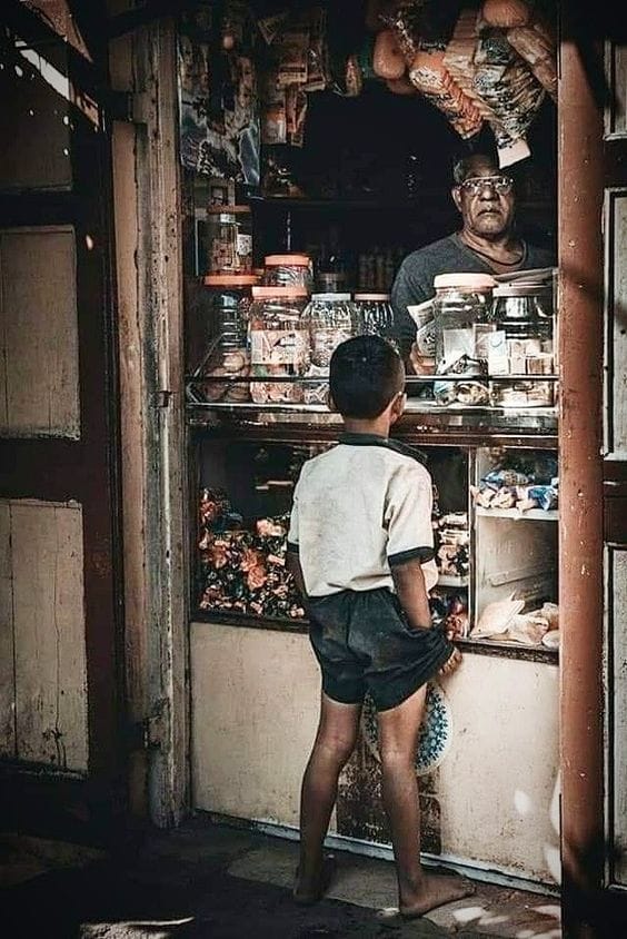 ഇടവേളയുടെ ചെറിയ സമയത്ത് അടുത്തുള്ള മിഠായി ഭരണികൾക്കരികിലെത്താൻ ഓടും. വർണം നിറച്ച ഭരണികളിൽ കൊതിയോടെ നോക്കി നിൽക്കും. കയ്യിലെ നാണയത്തുട്ടുകൾ എണ്ണി തിട്ടപ്പെടുത്തി മിഠായി വാങ്ങി തിരികെ ഓടും.