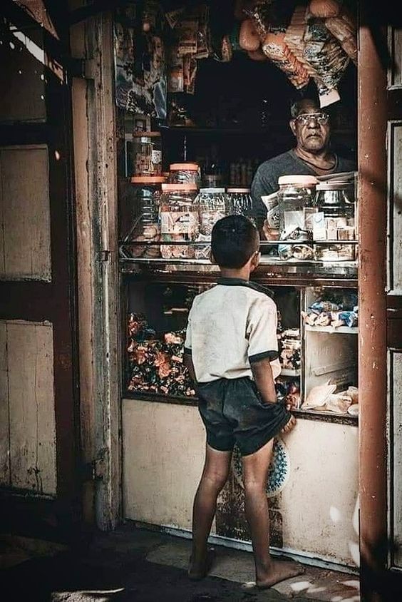 ഇടവേളയുടെ ചെറിയ സമയത്ത് അടുത്തുള്ള മിഠായി ഭരണികൾക്കരികിലെത്താൻ ഓടും. വർണം നിറച്ച ഭരണികളിൽ കൊതിയോടെ നോക്കി നിൽക്കും. കയ്യിലെ നാണയത്തുട്ടുകൾ എണ്ണി തിട്ടപ്പെടുത്തി മിഠായി വാങ്ങി തിരികെ ഓടും.