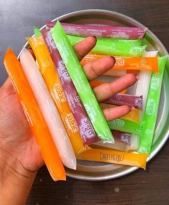 നാലുമണിക്ക് ബെല്ലടിക്കുമ്പോൾ കുടനിവർത്തി ഓടും. ഇഷ്ടനിറത്തിലുള്ള സിപ്അപ് കിട്ടാനുള്ള ഓട്ടമാണ്. അതിൻ്റെ തുമ്പു മുറിച്ച് വായിലിട്ട് പിന്നെ നടക്കുന്നത് സാവധാനമാകും. വീട്ടിലെത്തുമ്പോൾ സിപ് അപ് തീർന്നിരിക്കും. 