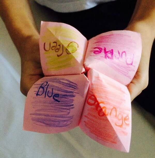 പേപ്പർ ചുരുട്ടി പലരൂപത്തിൽ ആക്കുമ്പോൾ കൂട്ടത്തിൽ കേമനാണ് രാജാവും മന്ത്രിയുമൊക്കെ കളിക്കുന്നത്. ഏറ്റവും പെട്ടെന്ന് രഹസ്യം കണ്ടെത്തുന്നവർ വിജയിക്കും.  ( ഫോട്ടോ കടപ്പാട് - pinterest)