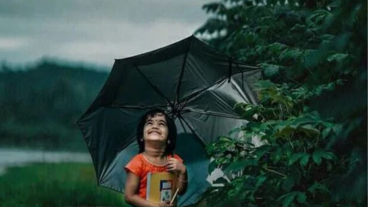 പുതിയ ക്ലാസിലേക്കായി പഴയ പുസ്തകം എങ്ങനെയെങ്കിലും സംഘടിപ്പിച്ചിട്ടുണ്ടാകും. പഴമ മണക്കുന്നതോ അല്ലെങ്കിൽ പുതുപുത്തൻ പുസ്തകങ്ങളുമായി കുടചൂടി മാനം നോക്കി പള്ളിക്കൂടത്തിലേക്ക് നടക്കും. കറുത്തിരുണ്ട മാനവും മഴയും കൂട്ടുണ്ടാകും.  ( ഫോട്ടോ കടപ്പാട് - pinterest)