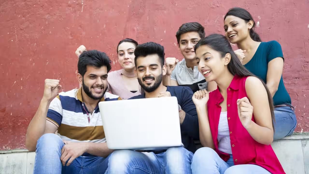 ഓസ്ട്രേലിയയിലേക്ക് എത്തുന്ന അന്തര്ദേശീയ വിദ്യാര്ഥികളുടെ എണ്ണത്തില് രണ്ടാം സ്ഥാനത്ത് ഇന്ത്യയാണ്. 2022 ഡിസംബറിനും 2023 ഡിസംബറിനുമിടയില് ഇന്ത്യന് വിദ്യാര്ഥികള്ക്ക് ഓസ്ട്രേലിയ അനുവദിച്ച വിസകളുടെ എണ്ണത്തില് 48 ശതമാനം കുറവുവരുത്തിയിട്ടുണ്ട്.
