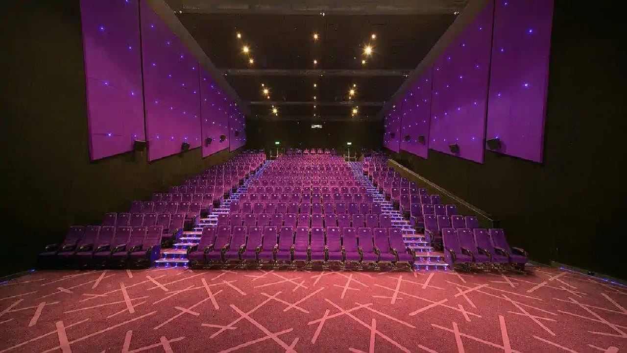 സിനിമ ലവേഴ്‌സ് ഡേയായി മെയ് 31 ആചരിക്കുന്നതിന്റെ ഭാഗമായിട്ടാണ് ഈ ഓഫര്‍ നല്‍കുന്നത്. പിവിആര്‍, ഇനോക്‌സ്, സിനിപോളിസ്, മിറാജ് സിനിമാസ് ഉള്‍പ്പെടെ വിവിധ മള്‍ട്ടിപ്ലെക്‌സ് ചെയിനുകളില്‍ ഈ ഓഫര്‍ ലഭിക്കും.
