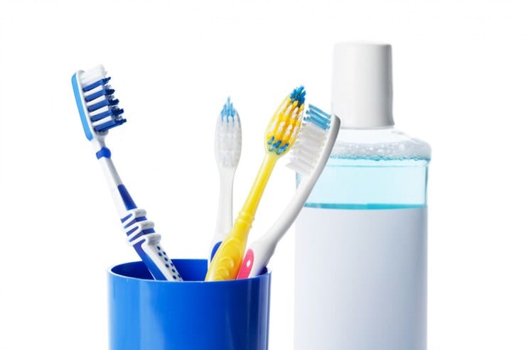 നനഞ്ഞ ടൂത്ത് ബ്രഷ്: മിക്ക ആളുകളും നനഞ്ഞ ടൂത്ത് ബ്രഷുകൾ സ്റ്റാൻഡിൽ സൂക്ഷിക്കുന്നു. ഇത് വളരെ അനാരോഗ്യകരമാണ്. നനഞ്ഞ ടൂത്ത് ബ്രഷ് വായുവിലുള്ള വിഷവസ്തുക്കളെയും മറ്റ് അണുക്കളെയും ആകർഷിക്കുന്നു. പിന്നീട് ഇത്തരം ബ്രഷ് ഉപയോ​ഗിച്ച് പല്ല് തേക്കുമ്പോൾ രോഗാണുക്കൾ ശരീരത്തിൽ പ്രവേശിച്ച് അസുഖം വരാൻ കാരണമാകുന്നു.