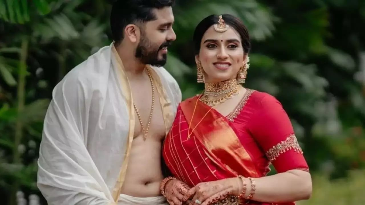 നടന് ജയറാമിന്റെയും നടി പാര്വ്വതിയുടെയും മകള് മാളവിക ജയറാമിന്റെ വിവാഹം ഗുരുവായൂര് അമ്പലത്തില് വെച്ചാണ് നടന്നത്. വളരെ വേണ്ടപ്പെട്ടവര് മാത്രമാണ് വിവാഹ ചടങ്ങില് സംബന്ധിച്ചത്.