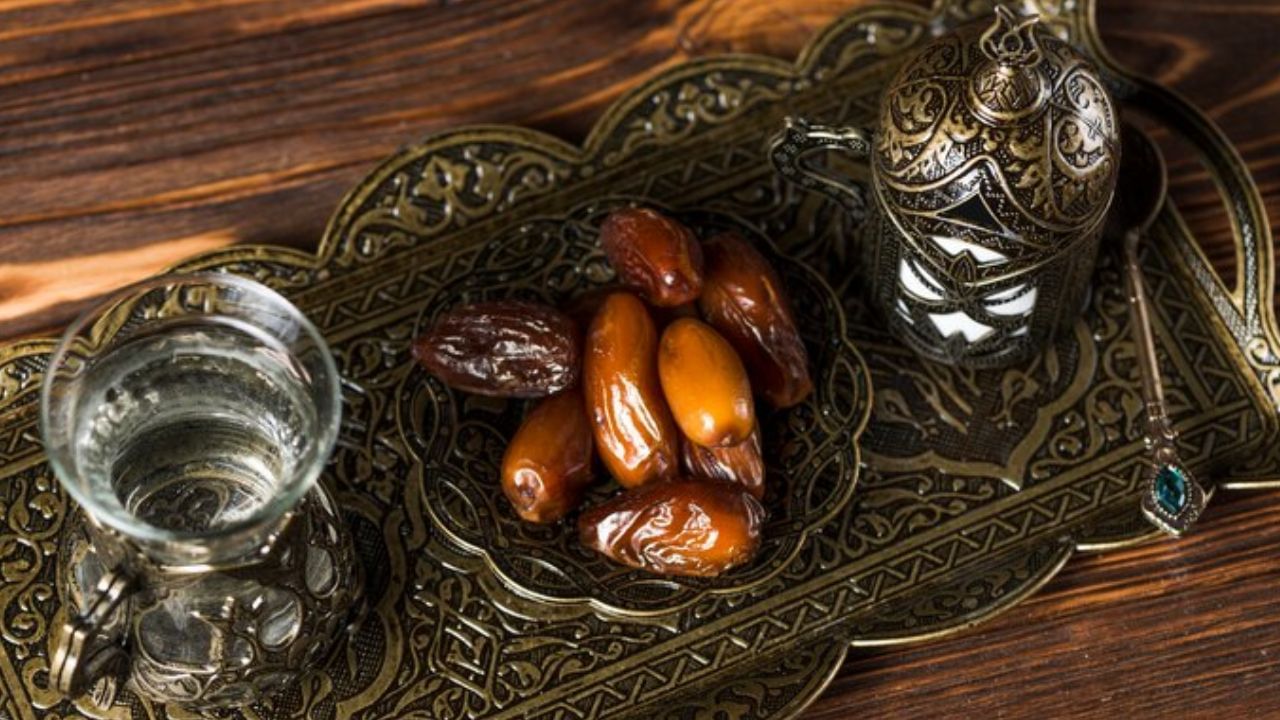 ദിവസവും 1-2 ഈന്തപ്പഴം കുതിർത്ത് കഴിക്കാം. ഇത് ഹൃദയാരോഗ്യം മുതൽ മെറ്റബോളിസം വർധിപ്പിക്കുന്നതടക്കമുള്ള കാര്യങ്ങളിൽ സഹായിക്കും