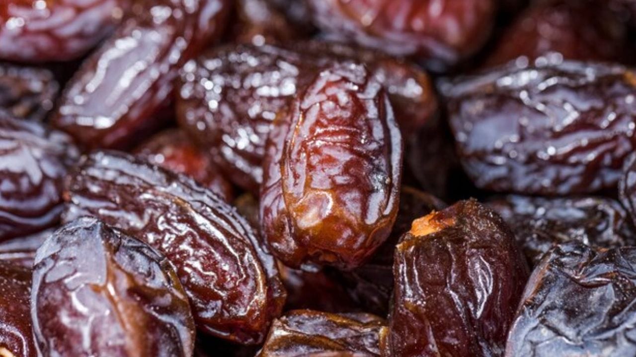 വേനൽക്കാലത്ത് ഈന്തപ്പഴം കഴിക്കണോ വേണ്ടയോ എന്ന സംശയം പലർക്കും ഉണ്ടാകും. എന്നാൽ ഇത് എപ്പോൾ വേണമെങ്കിലും കഴിക്കാമെന്നാണ് വിദഗ്ധർ പറയുന്നത്. മഴക്കാലം ആരംഭിച്ചതിനാൽ  ഇപ്പോൾ ഒരു പ്രശ്നവുമില്ലാതെ എപ്പോൾ വേണമെങ്കിലും കഴിക്കാം