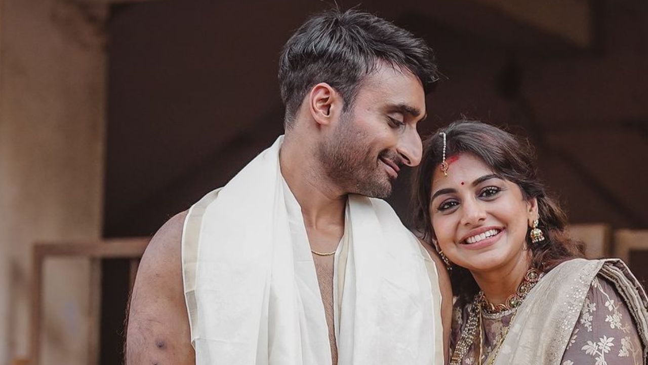 ലണ്ടനിൽ ജോലി ചെയ്യുന്ന ശ്രീജുവിനെ മാച്രിമോണിയൽ സൈറ്റുവഴിയാണ് കണ്ടെത്തിയതെന്ന് മീര തന്നെ പറഞ്ഞിട്ടുണ്ട്.
Photos : Meera Nandan Instagram