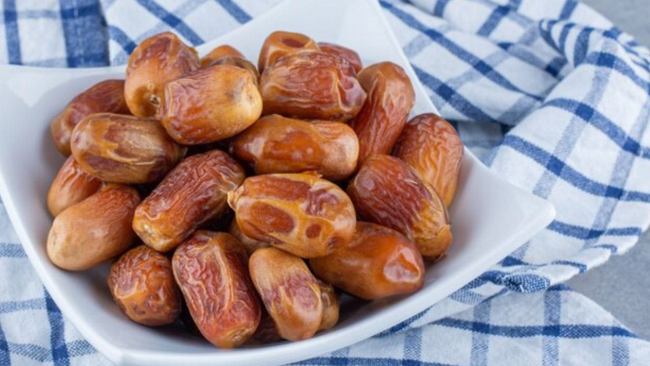 സാധാരണയായി മൺസൂൺ, ശൈത്യകാലം, അല്ലെങ്കിൽ തണുപ്പുള്ള പ്രദേശങ്ങളിലാണ് കഴിക്കേണ്ടത്.  ഈന്തപ്പഴം കഴിക്കുന്നതിൻ്റെ ഗുണങ്ങൾ എന്തൊക്കെയാണെന്ന് നോക്കാം
