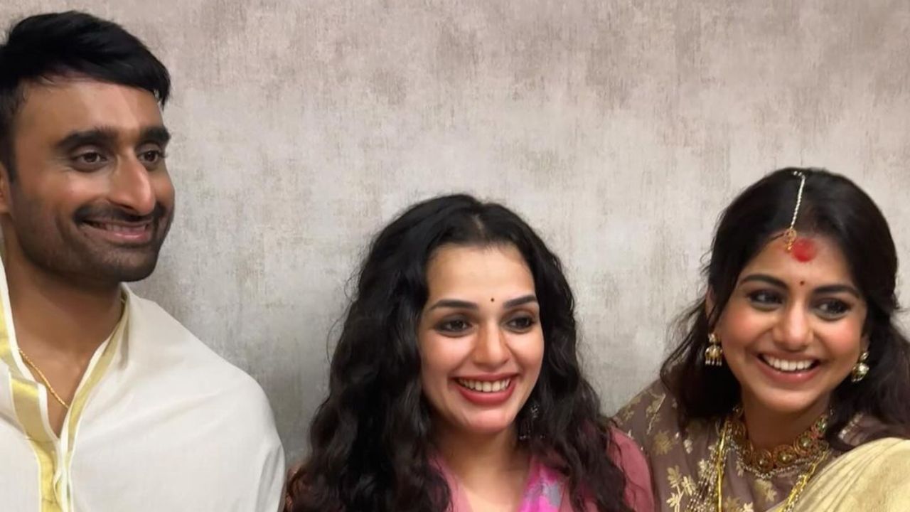 ഗുരുവായൂരിൽ നടന്ന ചടങ്ങി സിനിമ മേഖലയിൽ നിന്നും ആൻ അഗസ്റ്റിനും, ശ്രന്ദയുമാണ് പങ്കെടുത്തത്, ആൻ അഗസ്റ്റിൻ ഇരുവർക്കും ആശംസകൾ നേർന്ന് പോസ്റ്റും പങ്ക് വെച്ചിരുന്നു.
Photos : Meera Nandan Instagram