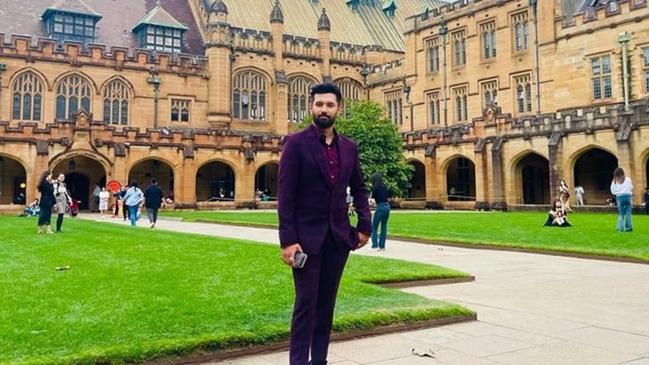 കോളേജ് ഡ്രോപ്പ് ഔട്ടായ അദ്ദേഹം  മൂന്നാം സെമസ്റ്ററിൽ കമ്പ്യൂട്ടർ എഞ്ചിനീയറിംഗ് ബിരുദം ഉപേക്ഷിച്ചു.1983-ൽ അമൃത്സറിൽ നിന്നുള്ള  എയർ ഹോസ്റ്റസായ റീന ശർമ്മയെ അദ്ദേഹം വിവാഹം കഴിച്ചു